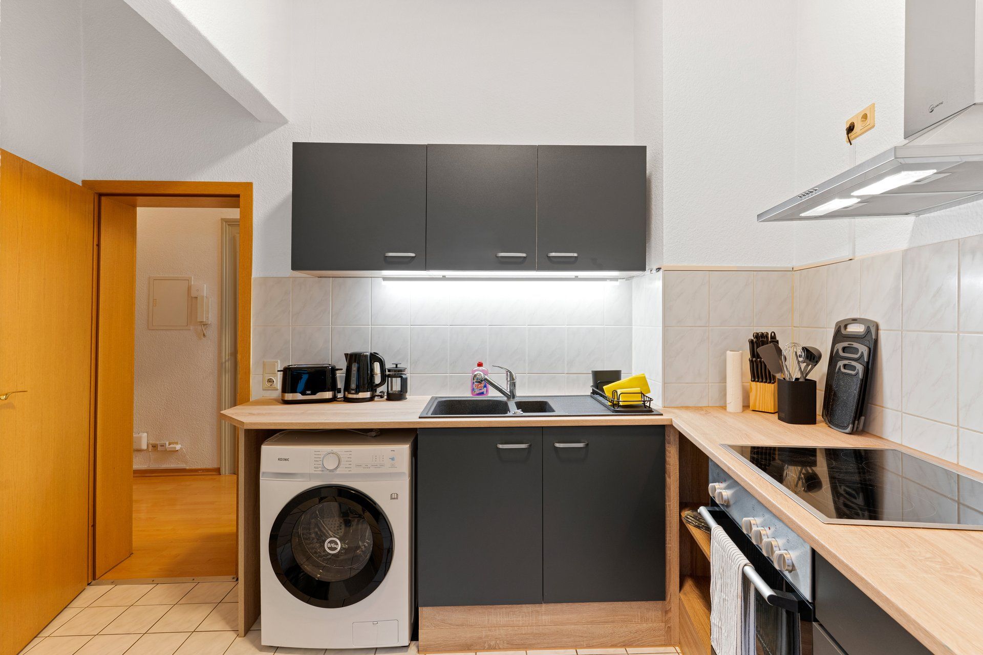 Modern Design Apartment With Fully Equipped Kitchen & Workspace In Central Location - 7