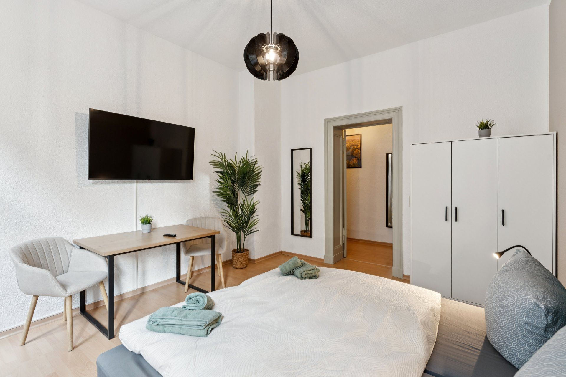 Modern Design Apartment With Fully Equipped Kitchen & Workspace In Central Location - 18