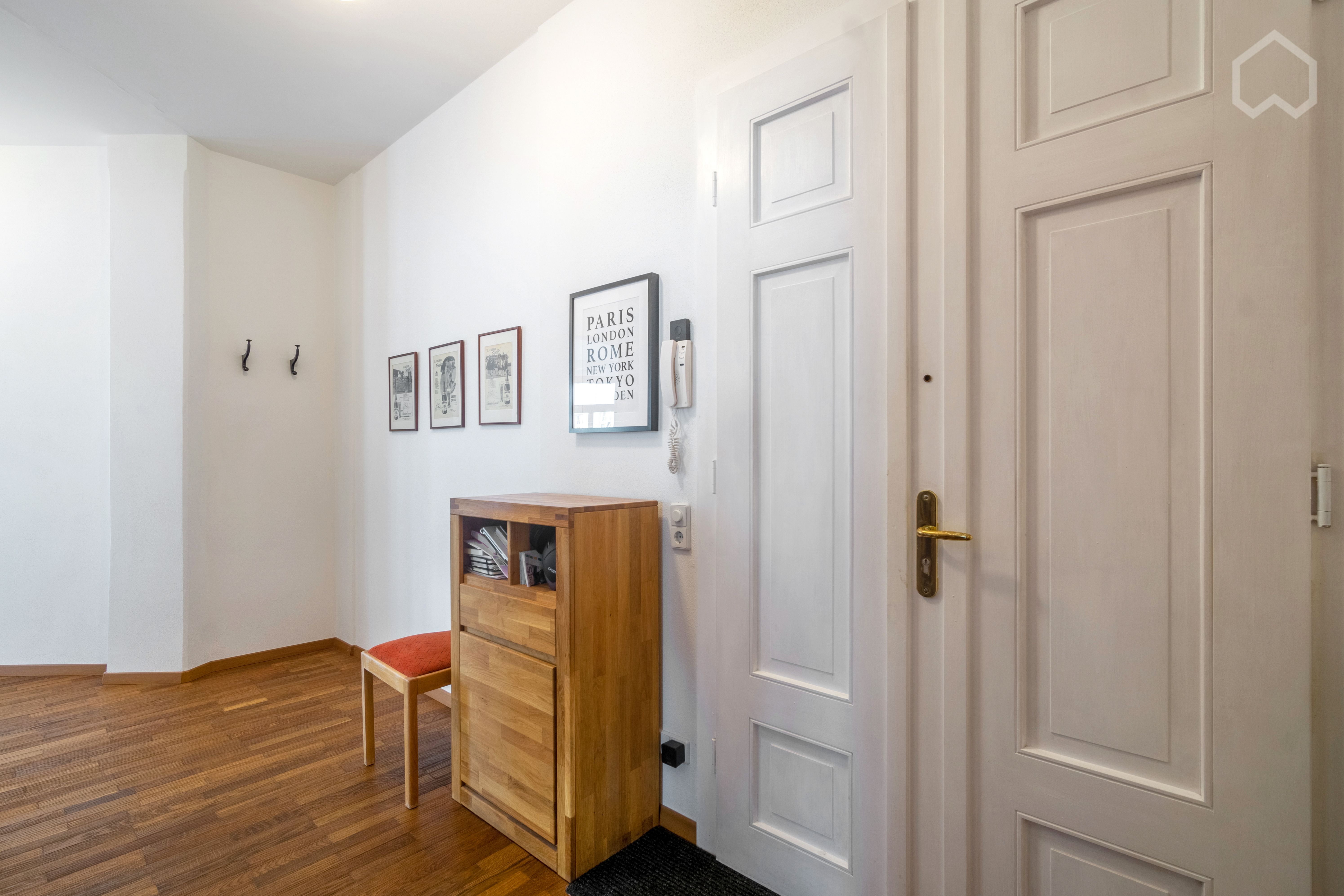 Charming Apartment With Balcony In Dresden's Trendy Hip District - 11