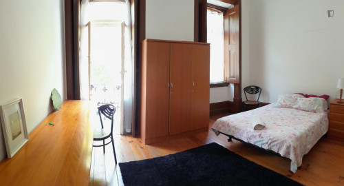 Spacious double bedroom in Baixa de Santa Clara