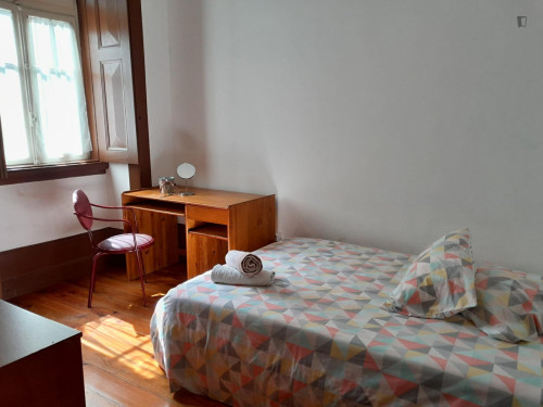 Neat double bedroom in Baixa de Santa Clara