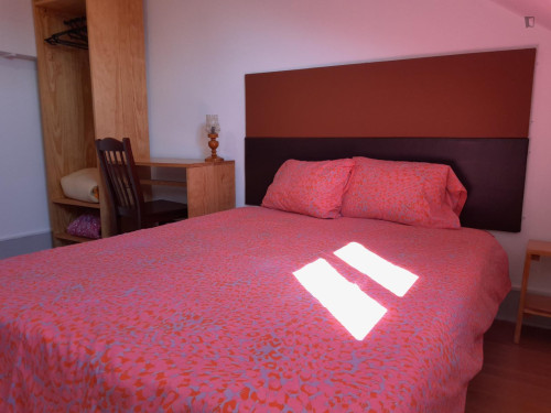 Comfy double bedroom in Baixa de Santa Clara