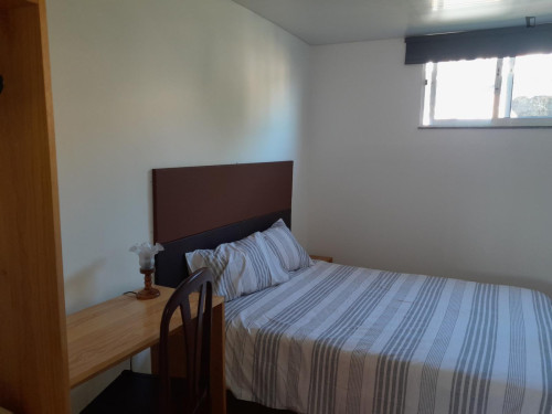 Neat double bedroom in Baixa de Santa Clara