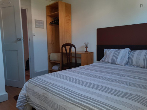 Neat double bedroom in Baixa de Santa Clara