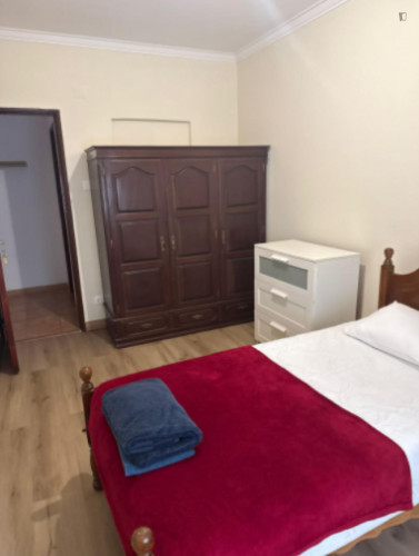 Welcoming single bedroom in Laranjeiro