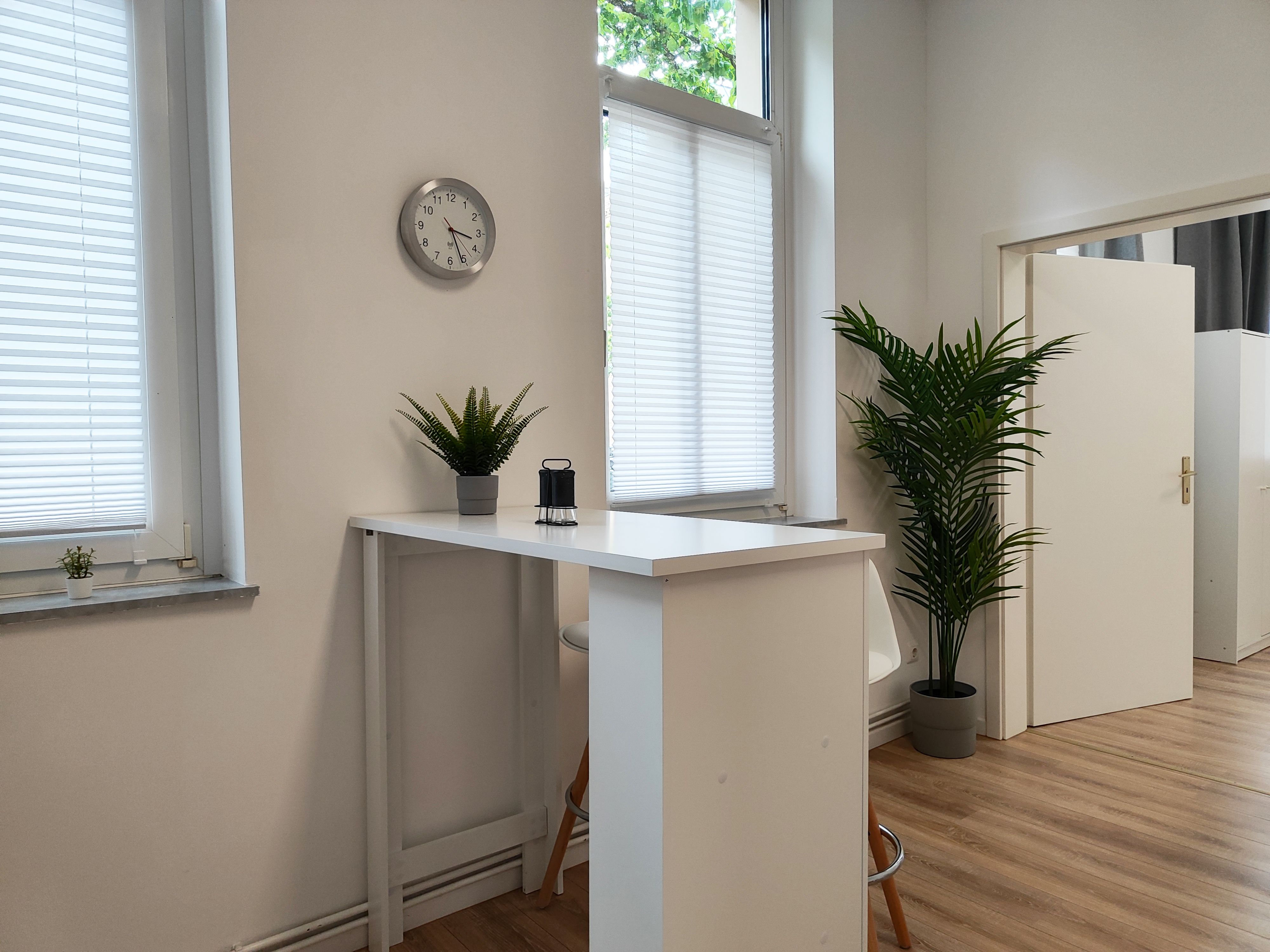 Modern, Bright Apartment Near The City Center - 10