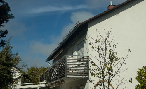 Bright 3-room apartment with south-facing balcony and good transport links