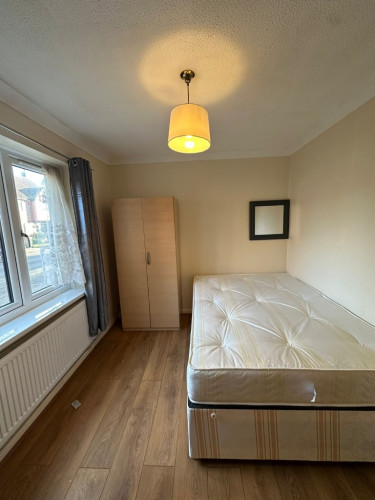 16 WICKETS WAY - Rooms