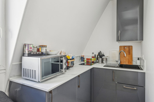 Charming Studio for Rent – Avenue Tronchet