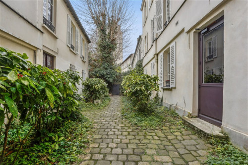 Bright, spacious studio in quiet street