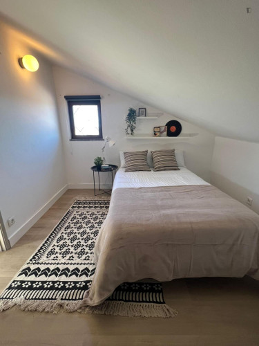 Lovely bedroom in Santo António dos Olivais area