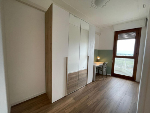 Spacious Double Bedroom with access to balcony well connected to Università degli Studi eCampus Treviso