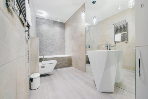Welcoming 1 Bedroom Apartment with a balcony close to Wydział Infrastruktur University - Gallery - 8