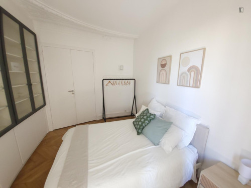 Beautiful double bedroom in an 8-bedroom apartment