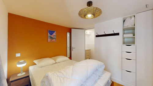 Welcoming double ensuite bedroom in Minimes