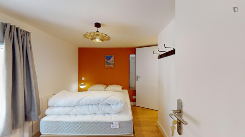 Welcoming double ensuite bedroom in Minimes