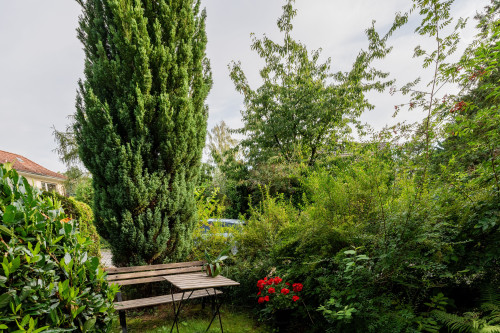 Modern furnished apartment in the old manor house of Berlin-Hermsdorf with small garden area