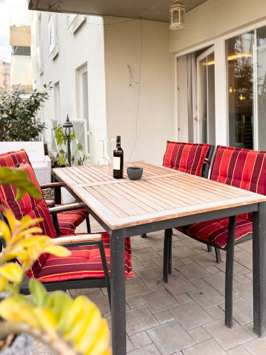 Exquisite apartment in a central location in Dresden with a large garden and top-notch amenities!