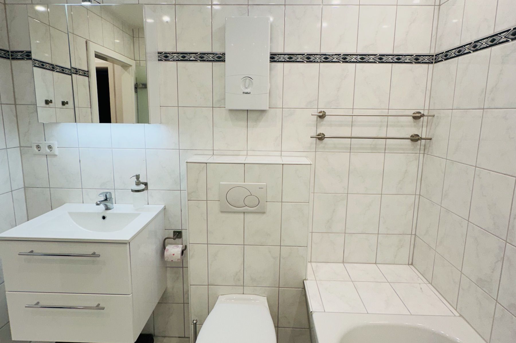 Newly Renovated & Modern: Fully Furnished 3-Bedroom Apartment Near Düsseldorf - 2