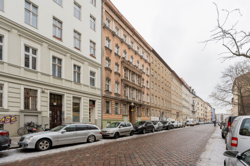 Bright 3-Room Altbau Apartment