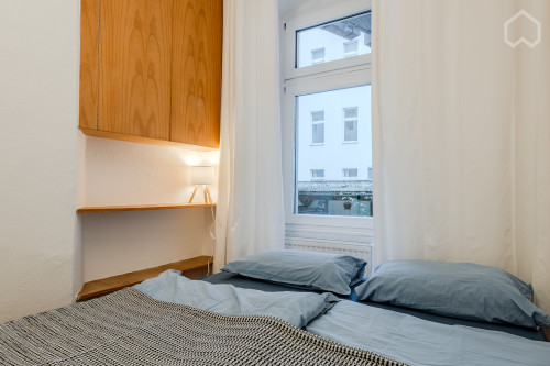 Bright 3-Room Altbau Apartment