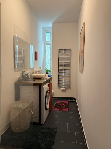 Fashionable and beautiful suite conveniently located