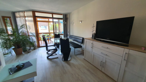 Schöne 2 Zimmer Wohnung mit Wintergarten in einem ruhigen Viertel