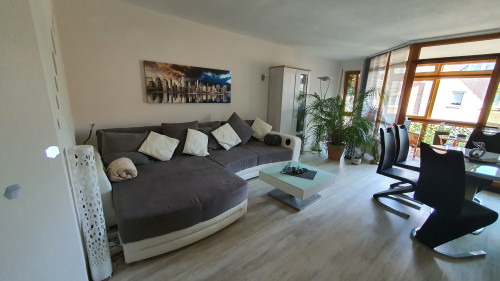 Schöne 2 Zimmer Wohnung mit Wintergarten in einem ruhigen Viertel