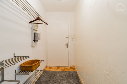 Bright, fully furnished studio apartment in a quiet location in Berlin’s trendy Goltzstraße area