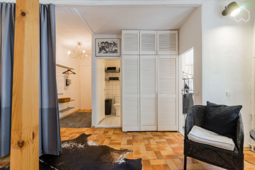 Bright, fully furnished studio apartment in a quiet location in Berlin’s trendy Goltzstraße area