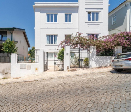 Sunny studio next to Faculdade de Economia