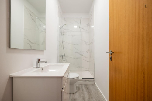 Sunny studio next to Faculdade de Economia