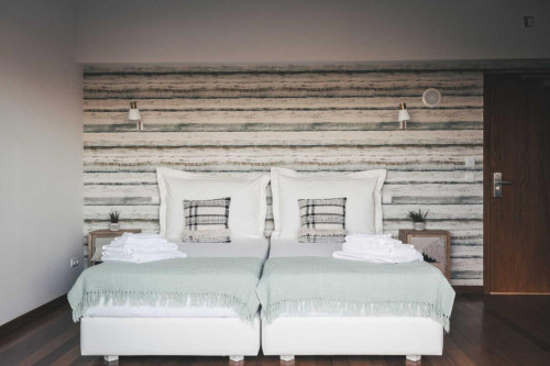 Stunning 3-Bedroom House with Pool 45 m from Lisbon