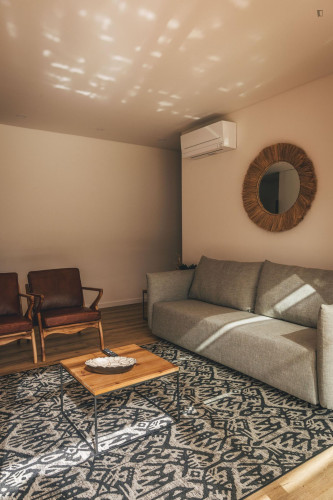 Stunning 3-Bedroom House with Pool 45 m from Lisbon