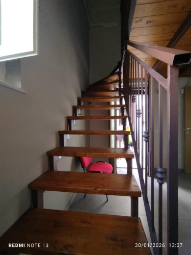 Spacious double bedroom on two leves in comfortable location