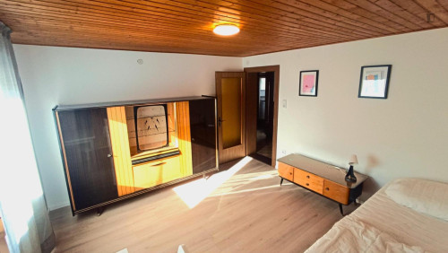 Cute 4 rooms flat, 3-4people sharing, close to Isar river Ismaning