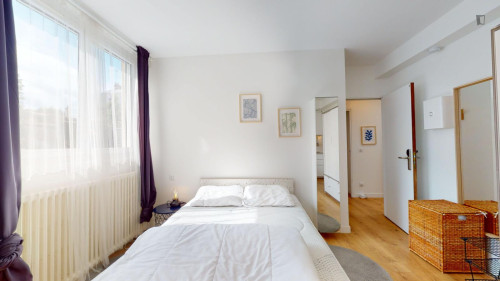 Neat double ensuite bedroom with kitchenette, in Fontainebleau