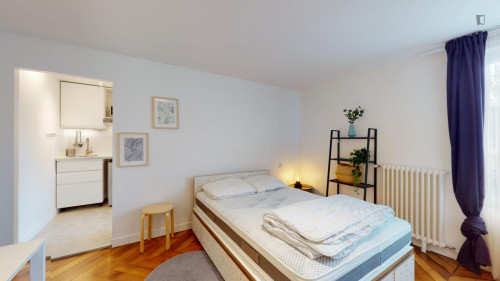 Exquisite double ensuite bedroom with kitchenette, in Fontainebleau