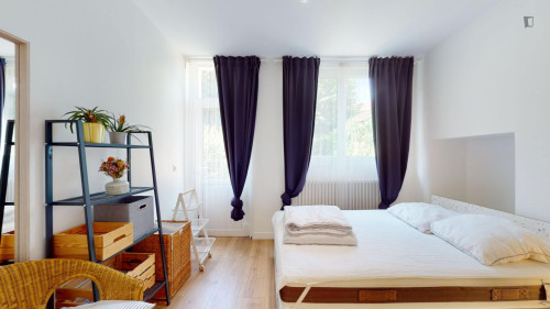 Alluring double ensuite bedroom with kitchenette, in Fontainebleau