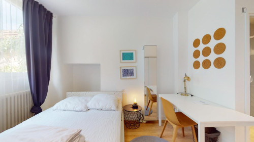 Alluring double ensuite bedroom with kitchenette, in Fontainebleau