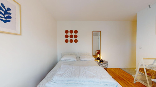 Dashing double ensuite bedroom with kitchenette, in Fontainebleau