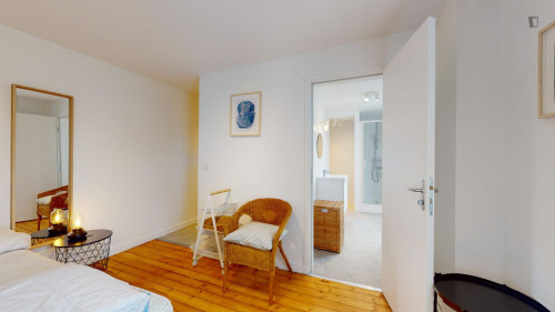 Dashing double ensuite bedroom with kitchenette, in Fontainebleau