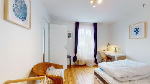 Dashing double ensuite bedroom with kitchenette, in Fontainebleau