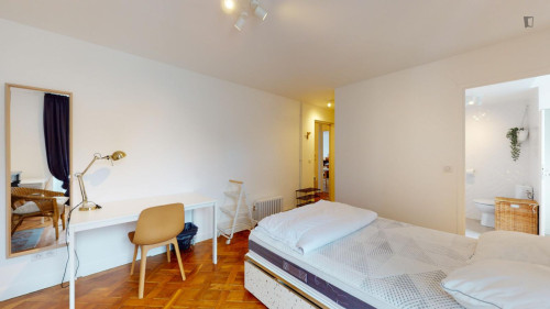 Comfy double ensuite bedroom with kitchenette, in Fontainebleau