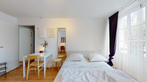 Attractive double ensuite bedroom with kitchenette, in Fontainebleau