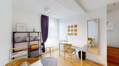 Snug double ensuite bedroom with kitchenette, in Fontainebleau