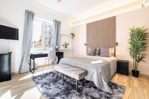 Inviting double ensuite bedroom near the Luceros metro