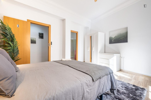 Inviting double ensuite bedroom near the Luceros metro