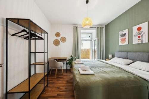 Cosy flat with box-spring bed, terrace and private parking space