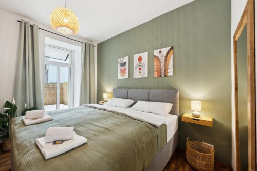 Cosy flat with box-spring bed, terrace and private parking space